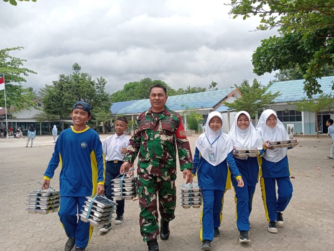 Babinsa Koramil 1426-07/Pattallassang Dampingi Pendistribusian Makan Bergizi Gratis Untuk Anak Sekolah