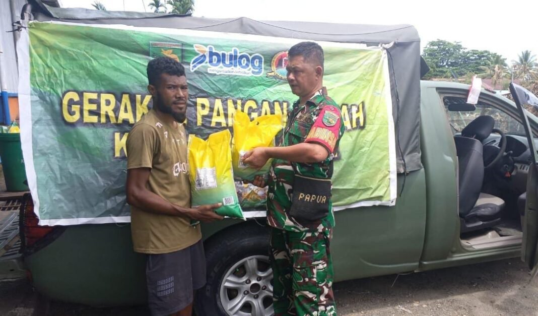 JAGA STABILITAS HARGA PANGAN, BABINSA KORAMIL 1705-01/NABIRE BANTU PENJUALAN BERAS SPHP KEPADA WARGA