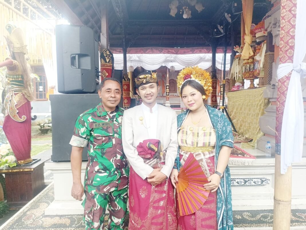 Wujud Kedekatan dengan Warga, Babinsa Bangbang Hadiri Undangan Pernikahan di Desa Binaan