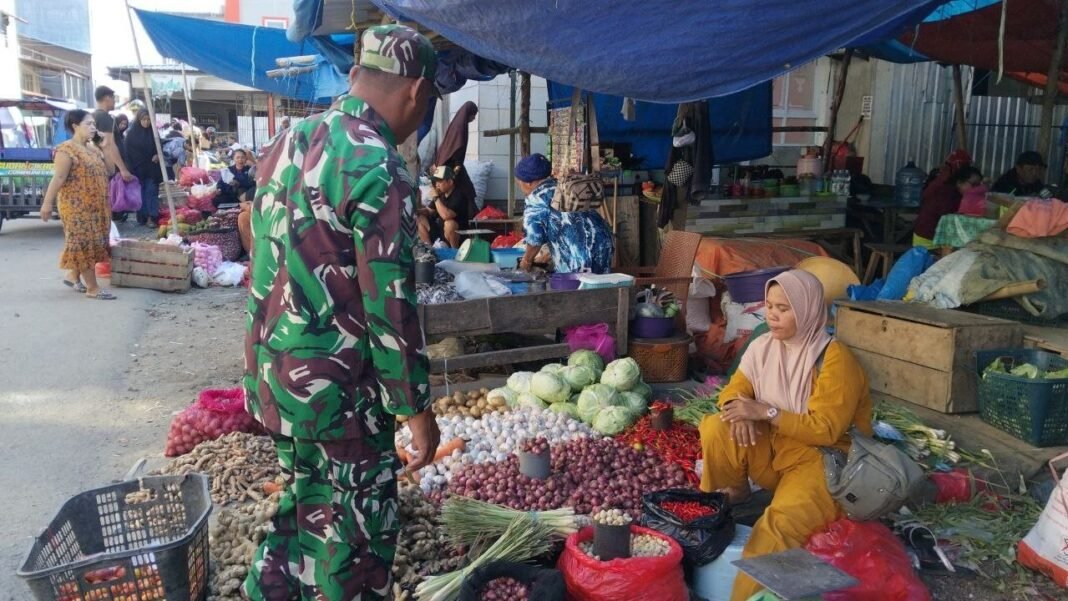 Jaga Stabilitas Harga, Babinsa Koramil 1420-03/Maritengngae Pantau Ketersediaan Bahan Pokok di Pasar Sentral Pangkajene