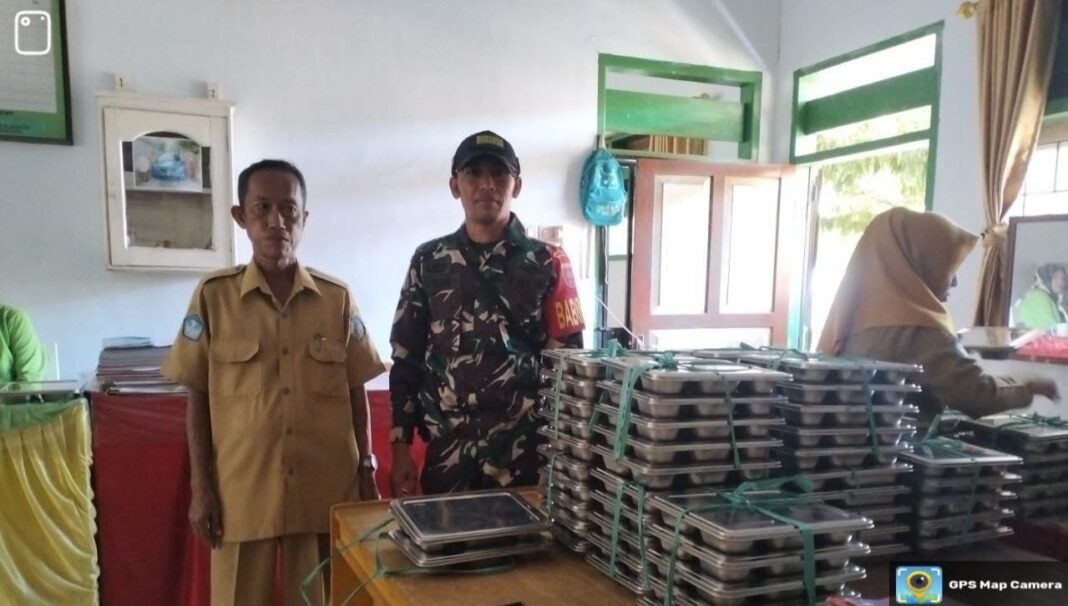 Babinsa Kodim 1412/Kolaka Dampingi Pemberian Makanan Bergizi di SDN 1 Balandete