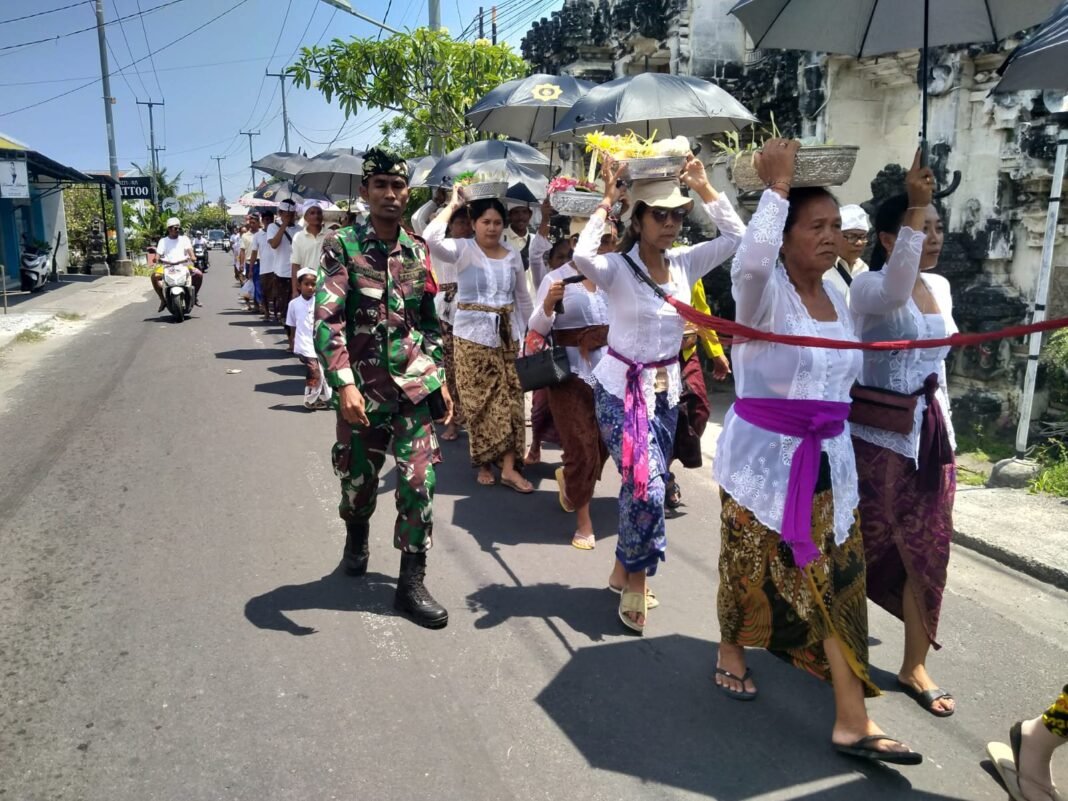 Semangat Mengabdi Di Wilayah Binaan, Serda Zainul Hadirkan Keamanan Di Upacara Ngulapin Banjar Adat Batumulapan Kangin