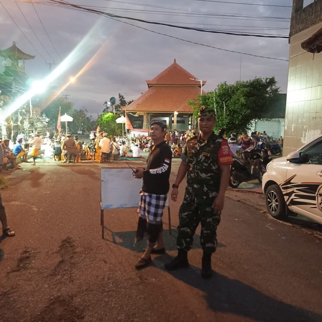 Amankan Ida Bhatara Mesolah, Babinsa Jumpai Tegaskan Dukungan Jaga Kelestarian Tradisi
