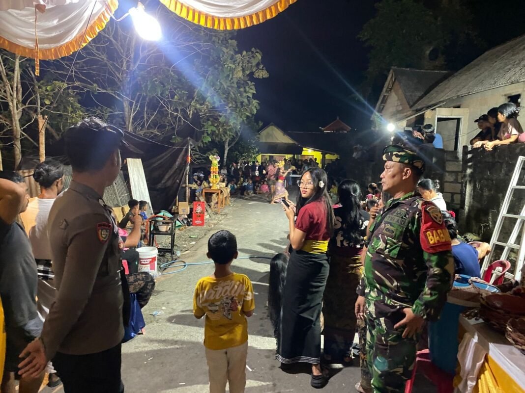 Patroli Wilayah, Babinsa Bunga Mekar Bersinergi Amankan Hiburan Joged Di Dusun Sompang