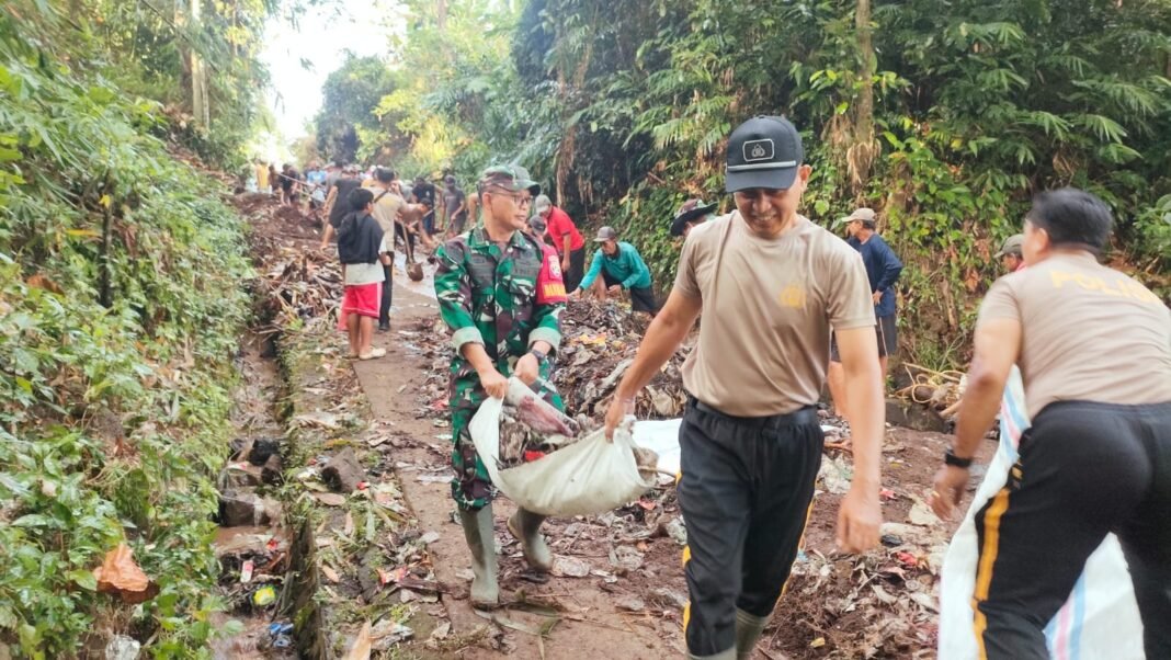 Karya Bakti TNI, Koramil 05 Kerambitan Bantu Pulihkan Akses Jalan Terdampak Longsor di Belumbang