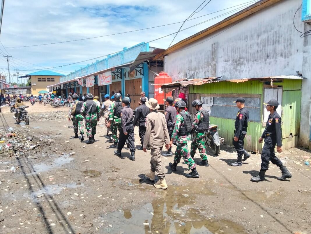 Patroli Terpadu Kodim 1705/Nabire, Pemda, dan Masyarakat Sambangi Tempat Keramaian
