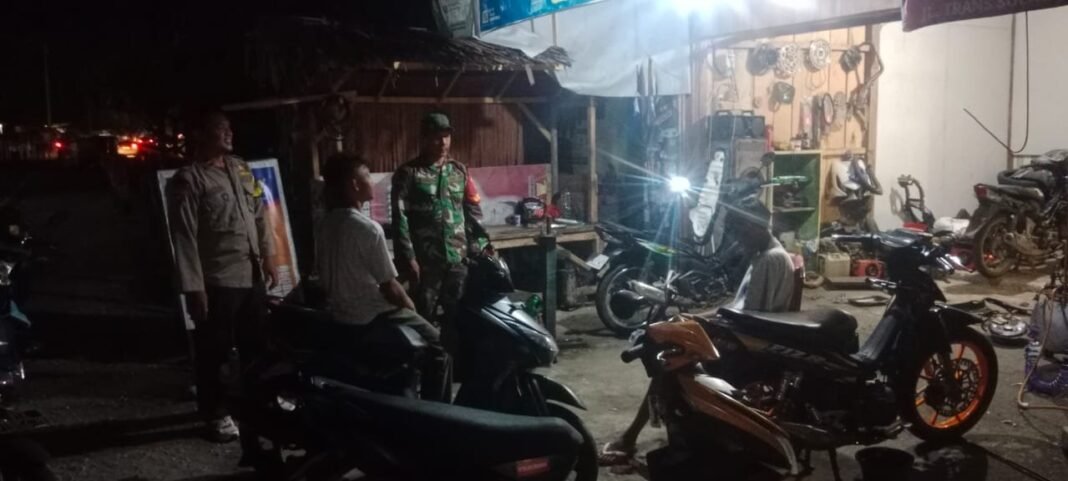 Babinsa dan Bhabinkamtibmas Desa Toini Gelar Patroli Malam, Wujudkan Rasa Aman di Tengah Masyarakat