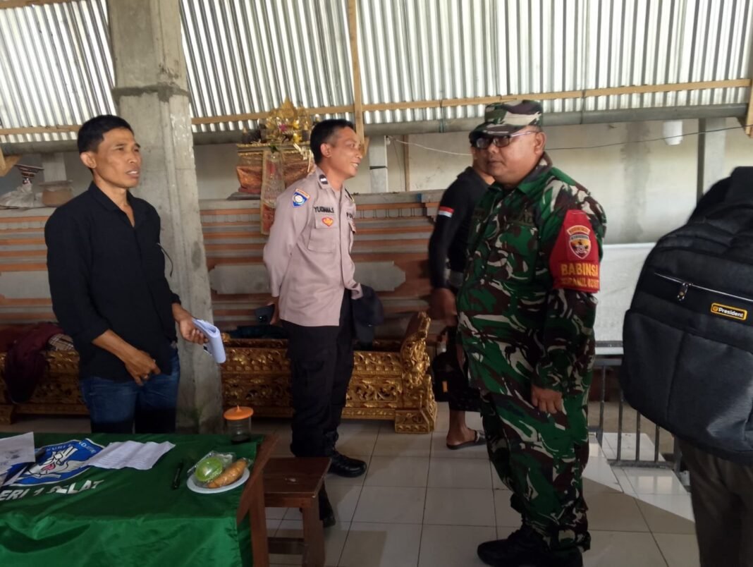 Babinsa Desa Selat Pererat Hubungan Kerja Sama dengan Aparatur Desa lewat Komsos