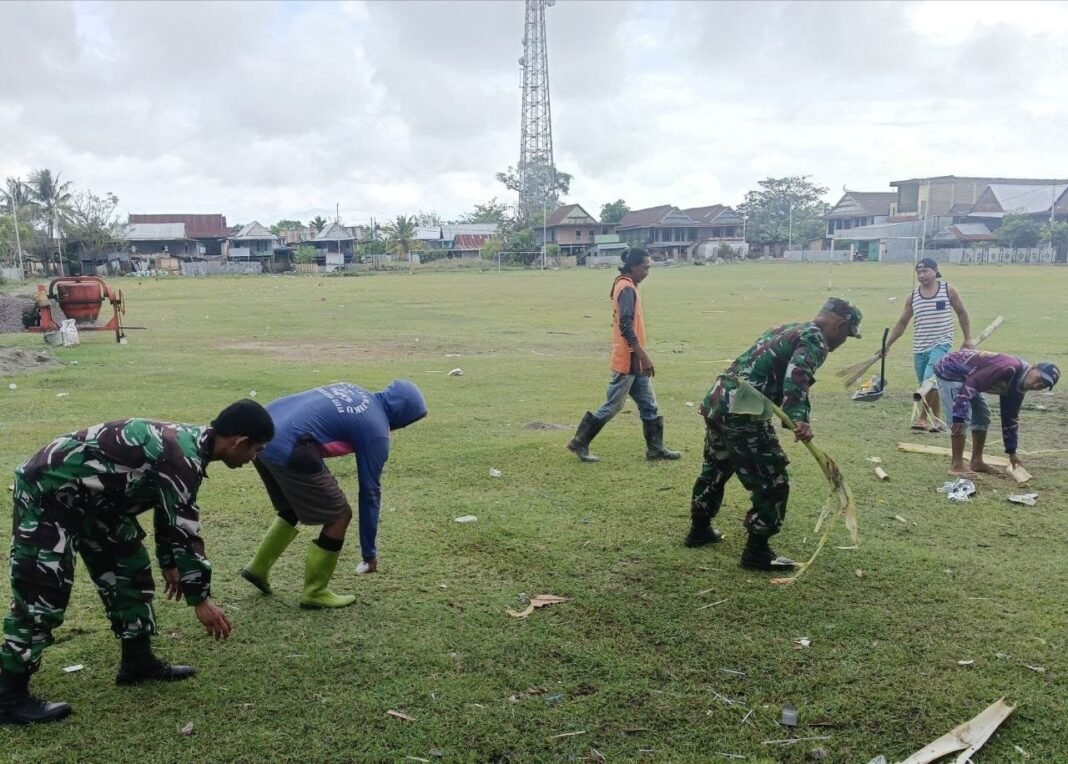 Koramil 02/Tellu Limpoe Gerakkan Karya Bakti Bersihkan Lapangan Solulipu