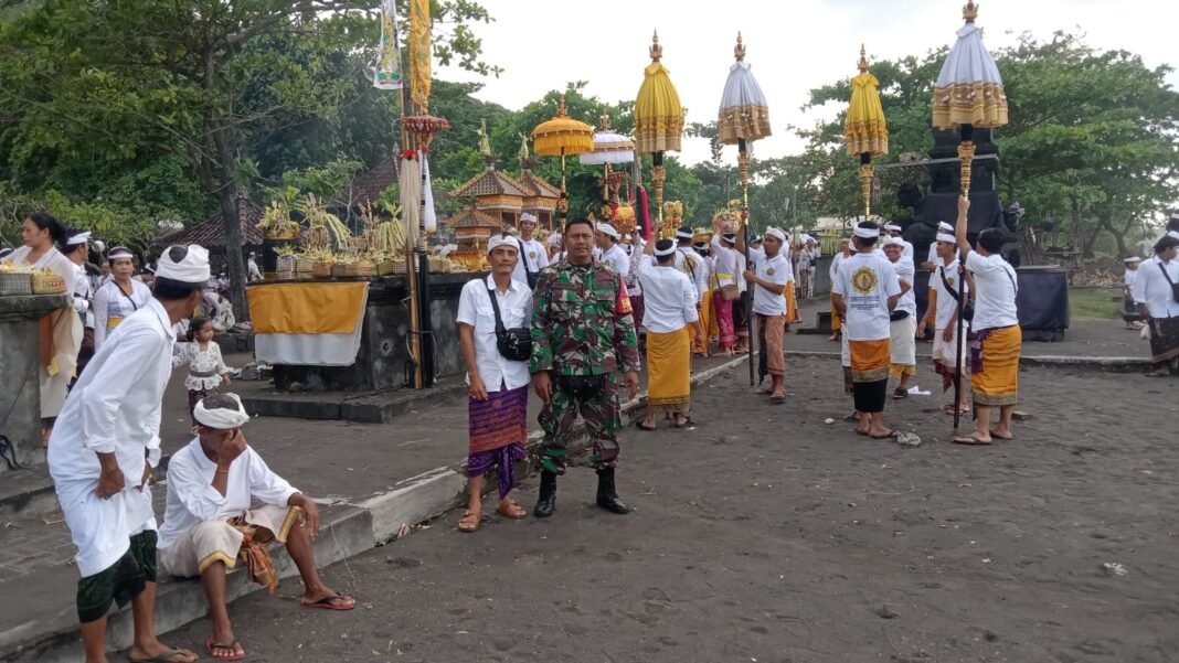 TNI Hadir Ditengah Masyarakat, Babinsa Akah Sikseskan Upacara Mekiis