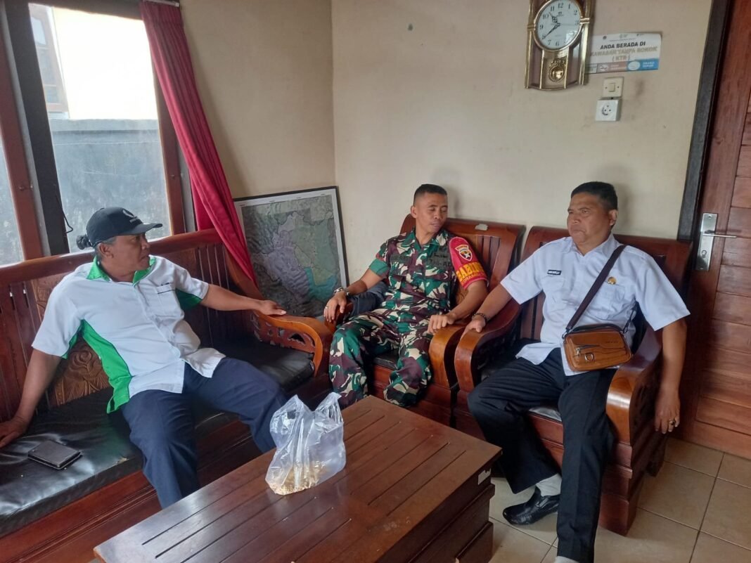 Komsos Bersama Perangkat Desa, Babinsa Klumpu Sampaikan Himbauan Tingkatkan Kebersihan dan Kepekaan Terhadap Potensi Bencana