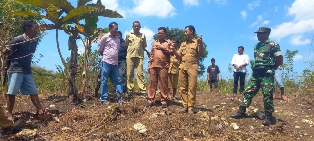 Babinsa Koramil 01/Loli Dampingi Mediasi Masalah Tanah di SD Weesake