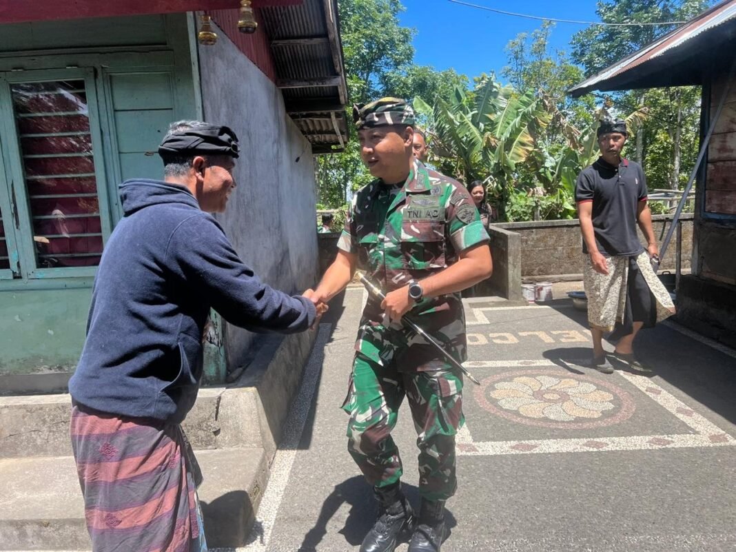 Dandim 1626/Bangli Melayat ke Rumah Duka Orang Tua Batituud Koramil 1626-04/Kintamani