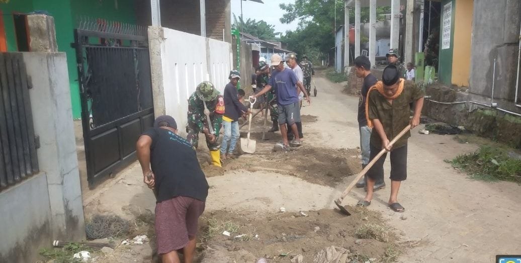 Wujudkan Lingkungan Bersih, Koramil 1426-03/Galut, Ajak Warga Kerja Bakti Bersihkan Selokan