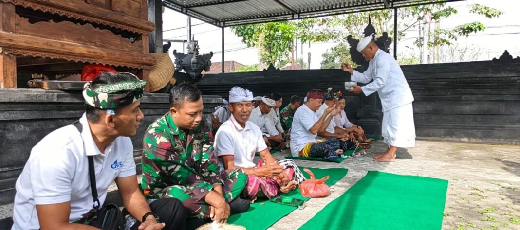 Kodim 1626/Bangli Gelar Sembahyang Bersama Hari Raya Saraswati di Pura Pujangga Sakti