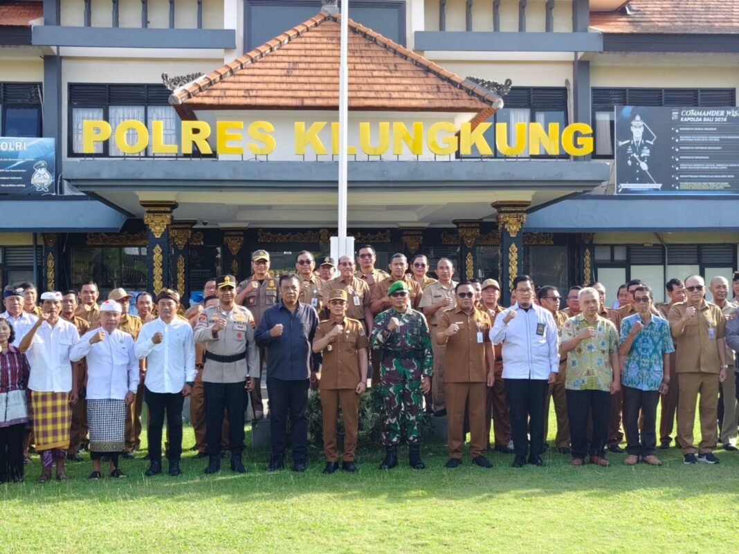 Sinergitas Untuk Negeri Aman Dan Damai, Dandim Klungkung Hadiri Apel Gabungan