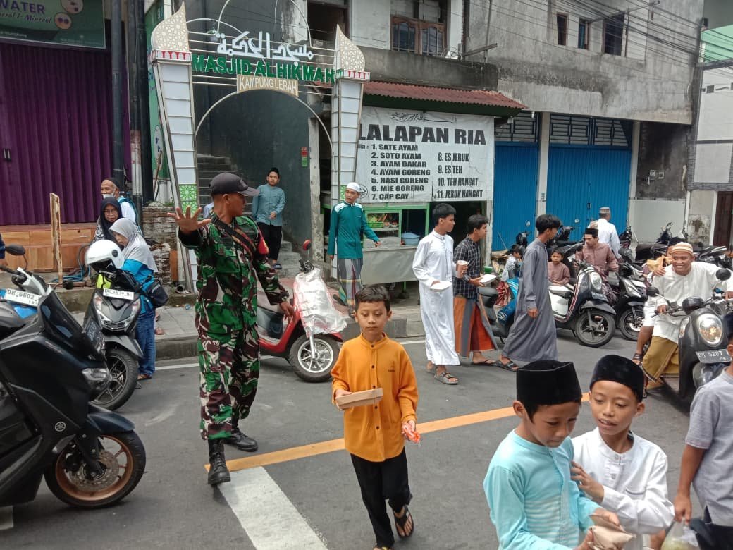 Babinsa Semarapura Kangin Dan BK3 Kampung Lebah Bersinergi, Sholat Jumat Di Masjid Alhikmah Berlangsung Khidmat