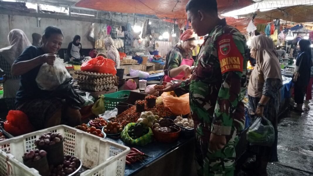 Babinsa Cek Harga Sembako di Pasar Sentral, Pantau Stabilitas dan Ketersediaan Barang