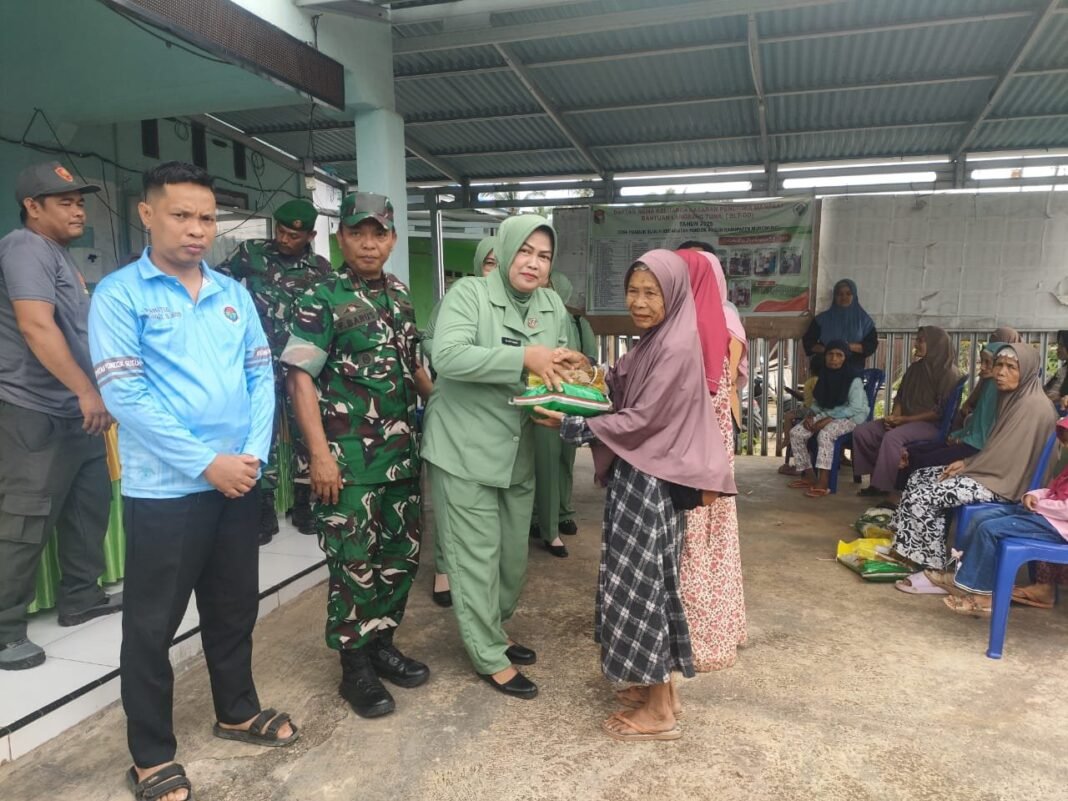 Koramil 428-04/Pondok Suguh Gelar Bhakti Sosial Pembagian Sembako HUT TNI ke-80