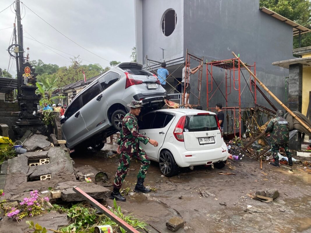 Dandim Tabanan Pimpin Langsung Karya Bakti Bersihkan Perumahan Griya Batu Indah Pasca Banjir