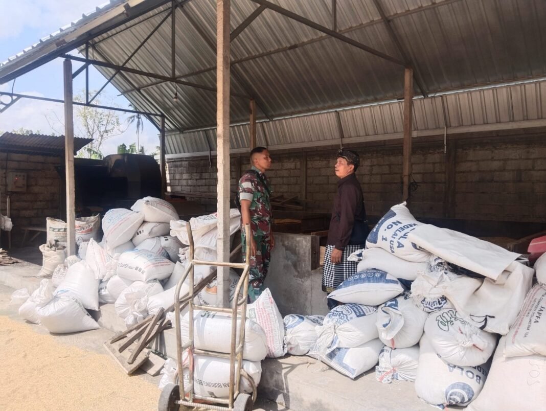 Wujudkan Kedekatan, Babinsa Demulih Komunikasi Sosial dengan Pemilik Usaha Penggilingan Padi