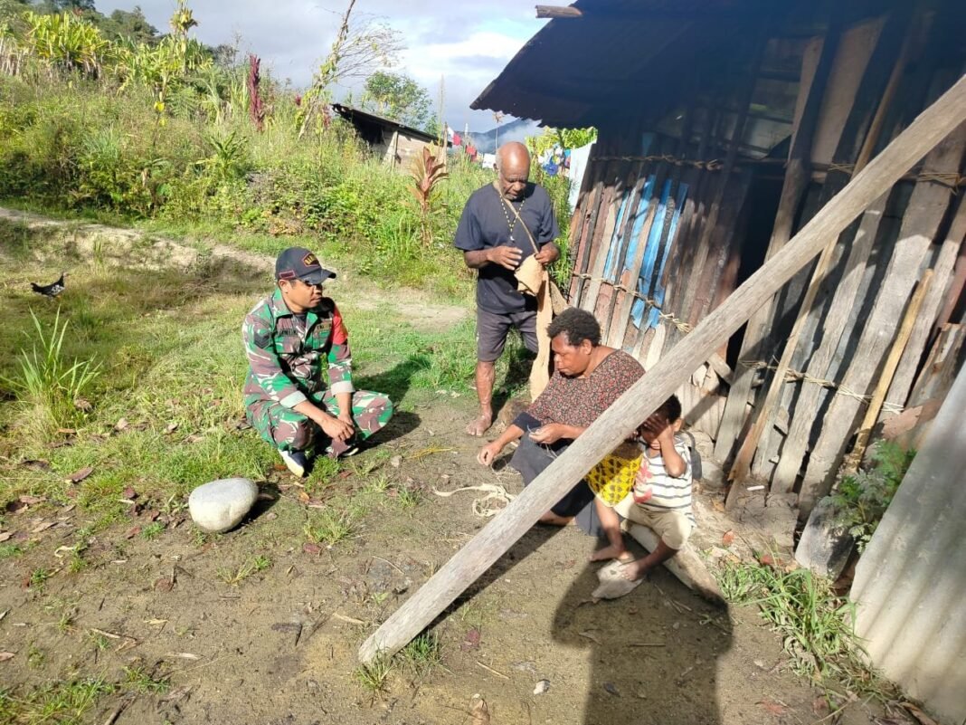 WUJUD KEPEDULIAN BABINSA MELAKSANAKAN KOMSOS ANJANG SANA DENGAN MASYARAKAT DI KAMPUNG BINAAN
