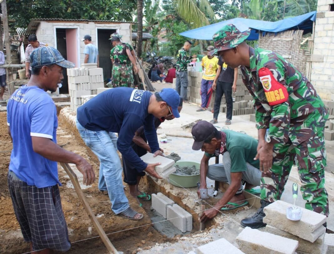 Babinsa Koramil 426-04 BA dan Bhabinkamtibmas Terjun Langsung Gotong Royong Bangun Rumah Warga