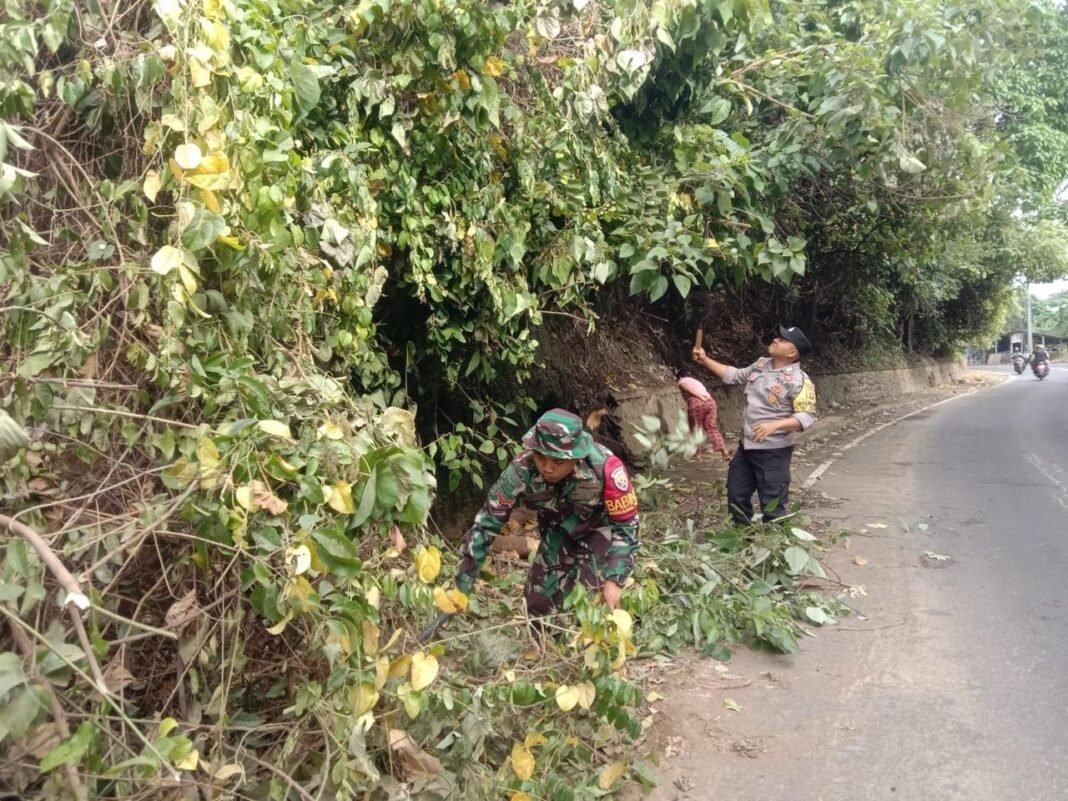 Sikat Kayu Bekas Longsor, Koramil Banjarangkan Gelar Karya Bhakti Di Goa Jepang