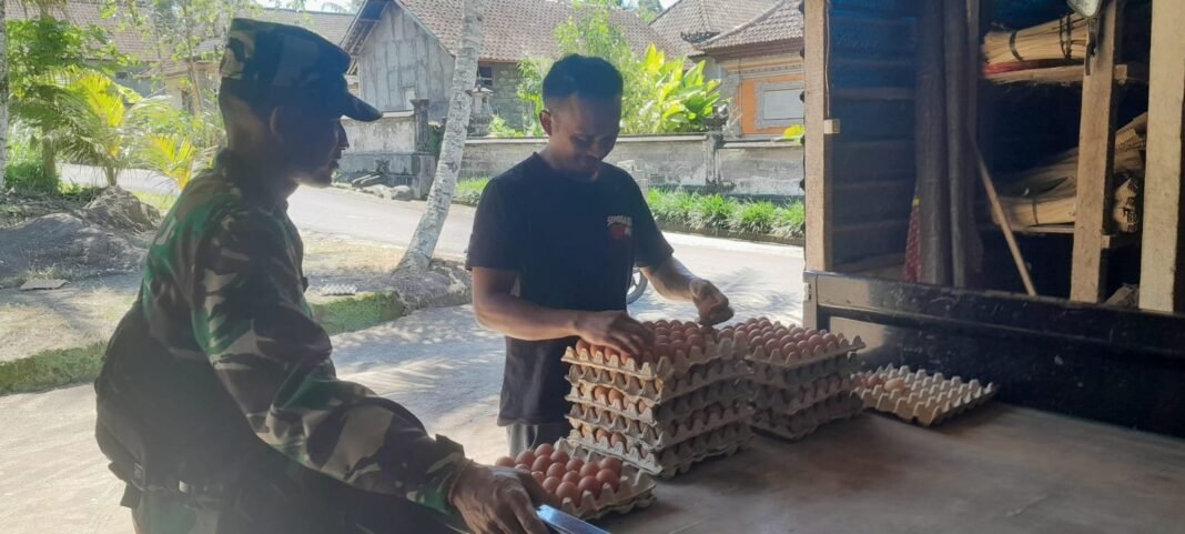 Babinsa Desa Penglumbaran Aktif Laksanakan Komsos Demi Ciptakan Situasi Kondusif