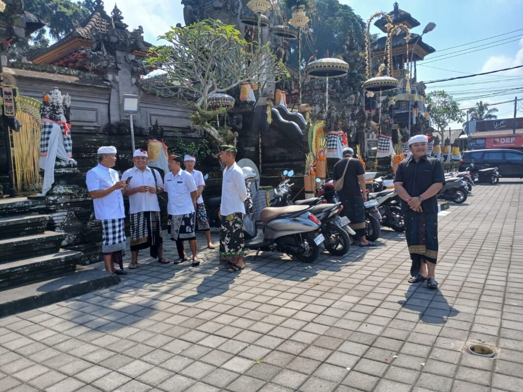 Babinsa Bebalang Hadir Pastikan Puncak Piodalan Pura Puseh Penataran Bale Agung Berjalan Lancar