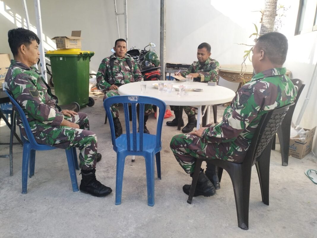 Personel TNI Dari Kodim Takalar Tampak Sedang Berjaga Dibeberapa Tempat Obyek Vital 