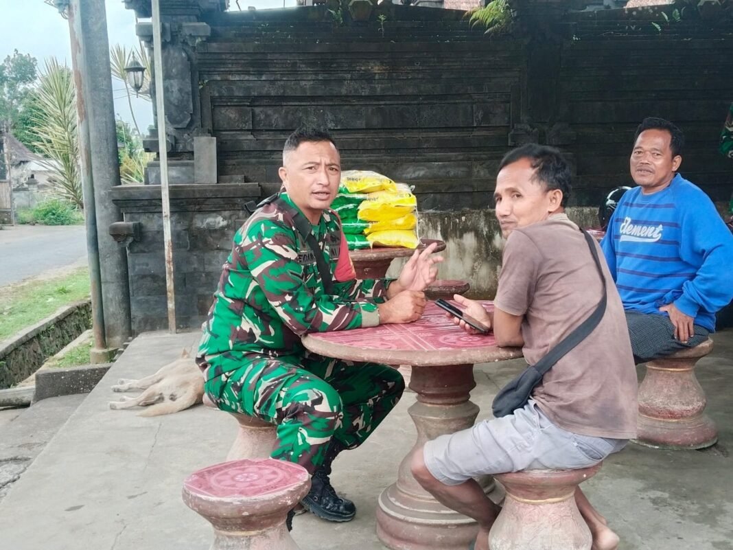 Wujudkan Wilayah Kondusif, Babinsa Tembuku Perkuat Deteksi Dini dan Cegah Dini Melalui Komsos