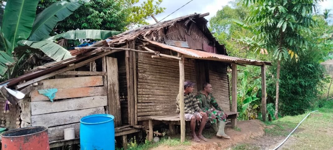 Dan SSK Satgas TMMD Ke-126 Jalin Komunikasi Hangat Bersama Warga di Sela Jam Istirahat