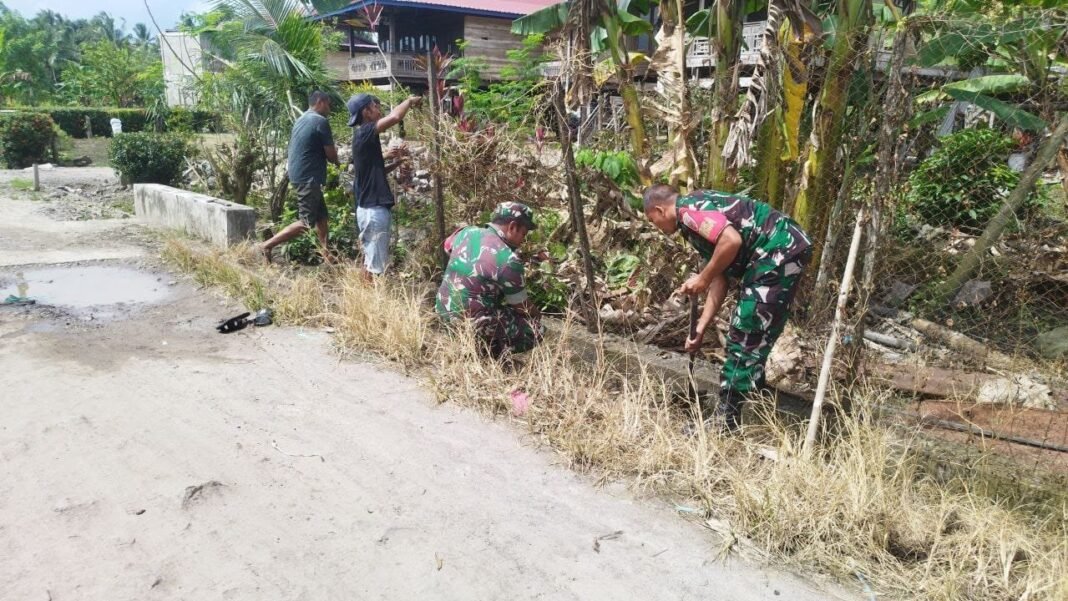 TNI dan Masyarakat Sidrap Bersatu: Koramil 07 Baranti Pimpin Bersih-Bersih Selokan, Cegah Banjir dan Penyakit di Desa Tonronge