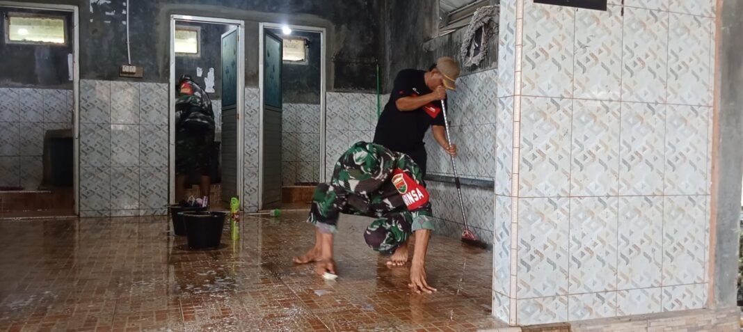 Laksanakan Jumat Bersih, Kodim 0428/Mukomuko Membersihkan Lingkungan Masjid Al-Muhajirin Desa Air Bikuk Kab. Mukomuko