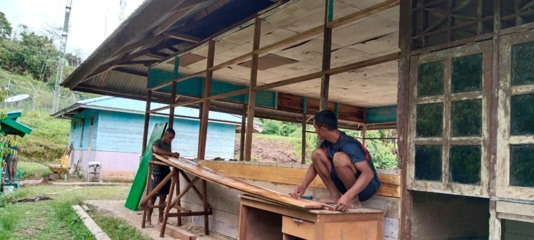 Satgas TMMD Ke-126 Rehabilitasi Balai Kampung Waropko Demi Tingkatkan Fasilitas Umum