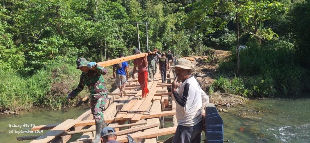 Semangat Gotong Royong Warnai Pengambilan Kayu untuk Pembangunan Jembatan TMMD 126 di Kolaka Timur