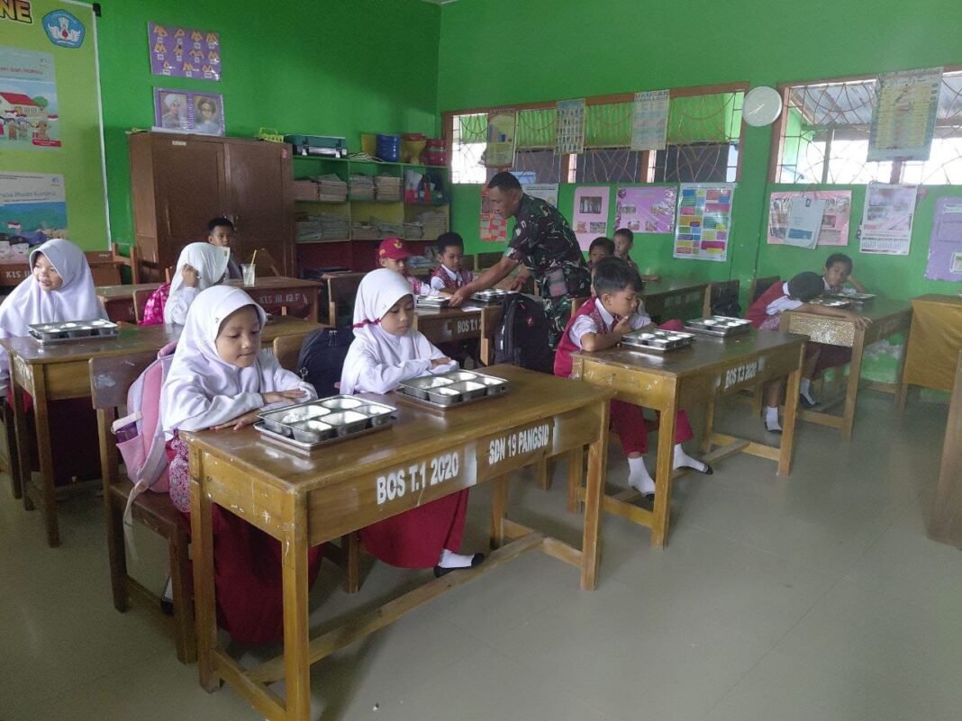 Babinsa Kodim 1420/Sidrap Distribusikan Makanan Bergizi Gratis, Targetkan 34.719 Anak Sekolah dan Ibu Hamil