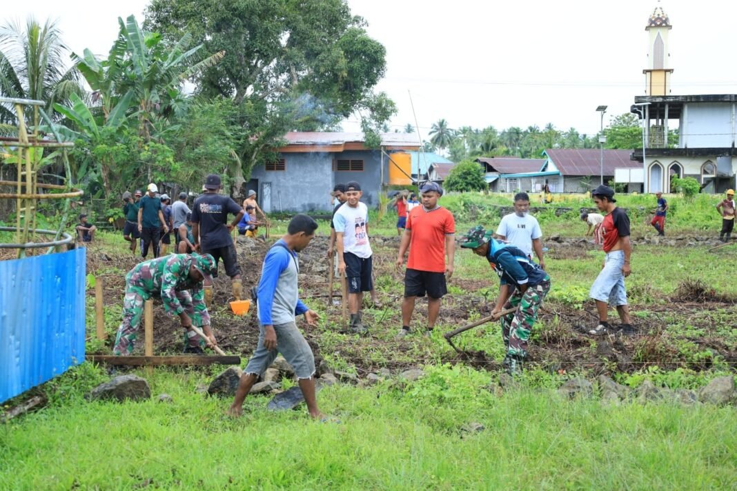 Hari Pertama TMMD ke-126 Kodim 1505/Tidore, Personil Satgas dan Warga Mulai Kerjakan Sasaran Fisik di Desa Wama