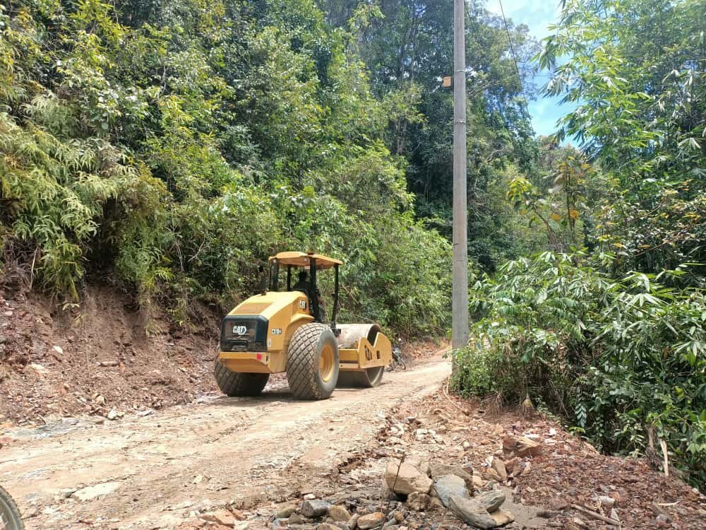 Tahap Pemadatan Jalan TMMD 126 di Desa Tonggauna Gunakan Bomag, Pastikan Kekuatan Struktur Jalan