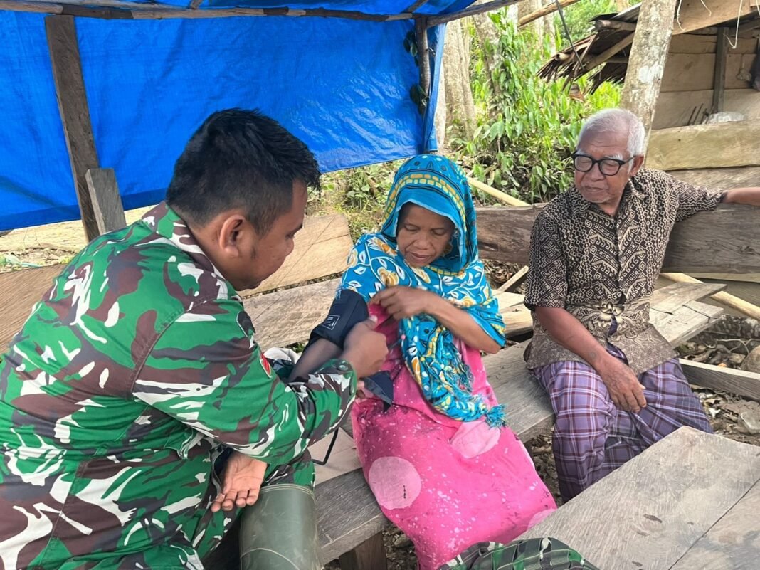 Wujud Kepedulian, Anggota Kesehatan TMMD 126 Beri Pelayanan Pemeriksaan untuk Lansia di Desa Alaha