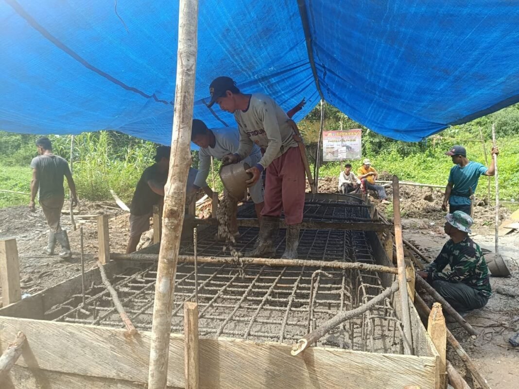 Kolaborasi Hebat, Kapten Inf Sulaiman dan Warga Rampungkan Pengecoran Deker ke-6 di Desa Alaha