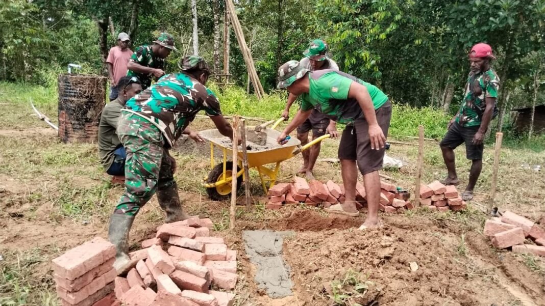 Gotong Royong TNI dan Warga Waropko, Bukti Nyata Kemanunggalan dalam TMMD ke-126