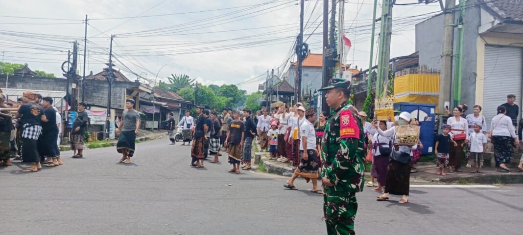 Dihadiri ratusan Warga, Babinsa Paksebali Tegaskan Pengabenan Wujud Kuatnya Kebersamaan Warga Dalam Balutan Tradisi