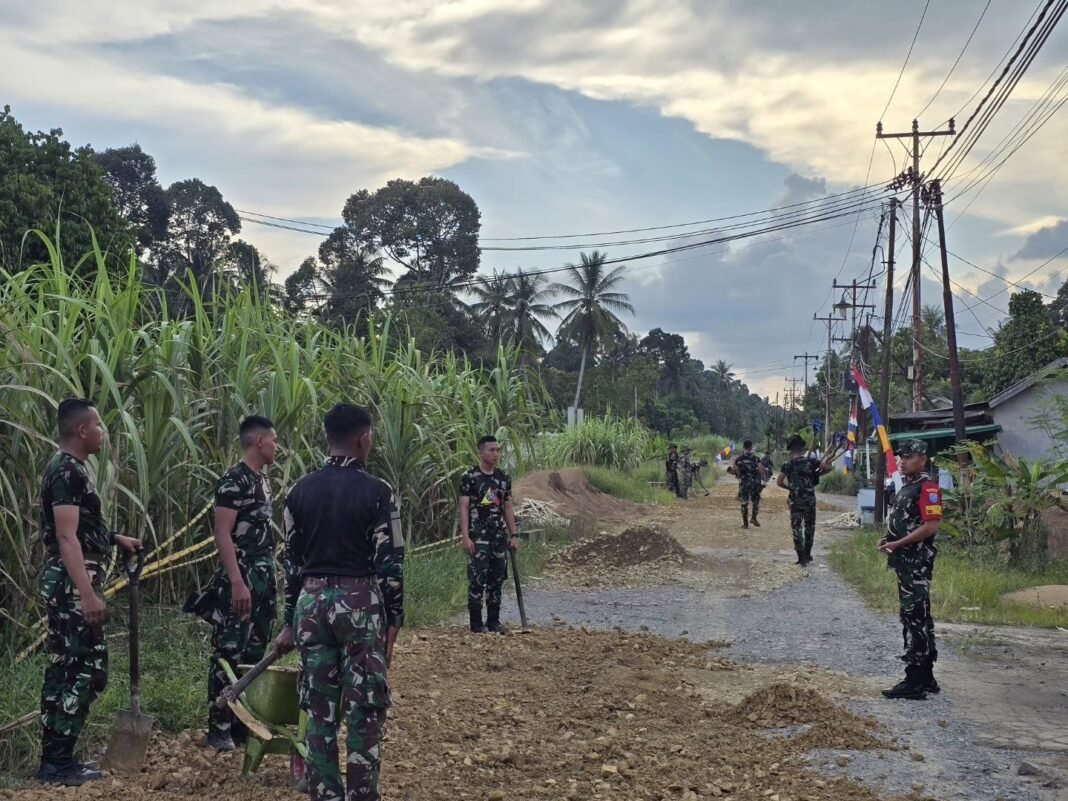 Dansatgas TMMD ke-126 Kodim 1207/Pontianak Tinjau Langsung Pengerjaan Jalan di Kalimas, Kubu Raya