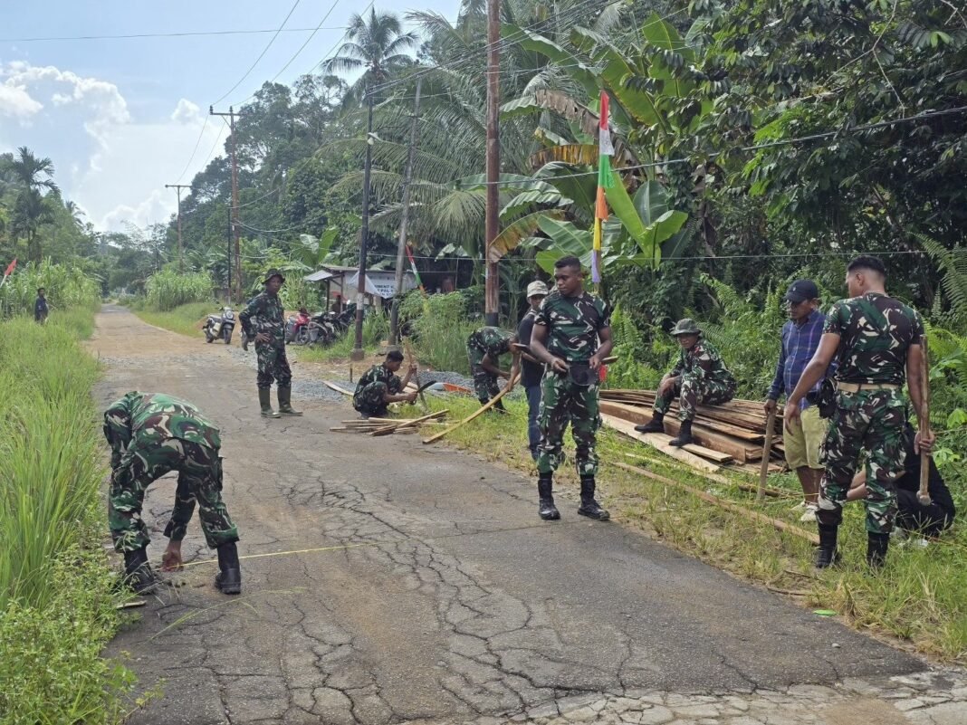 Tidak Kendor! Satgas TMMD ke-126 Kodim 1207/Pontianak Kerjakan Pemasangan Papan Mal untuk Pengecoran Jalan di Kalimas