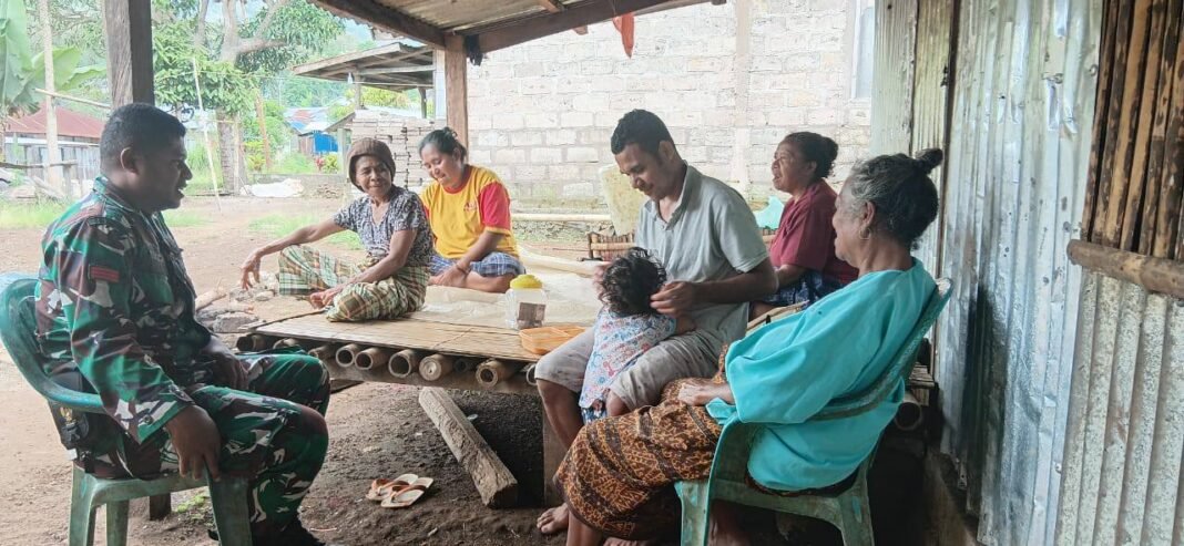 Babinsa Koramil Wolowaru Tingkatkan Keamanan dan Kebersihan di Dusun Kopo Ba’i