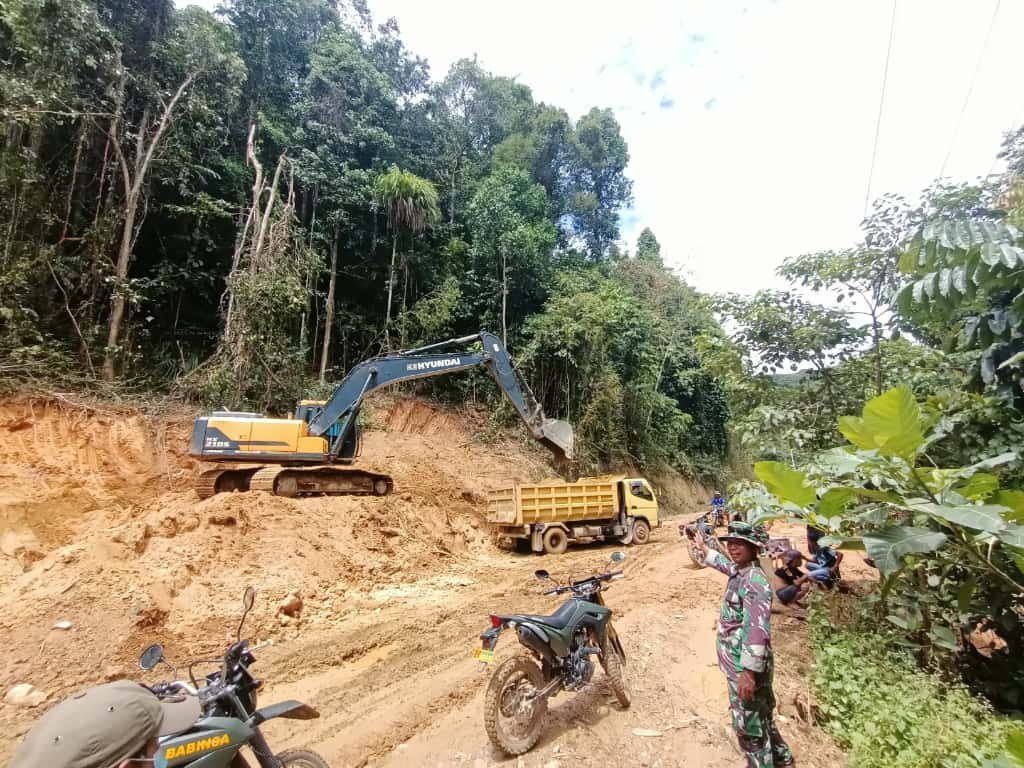 Dan SSK TMMD 126 Pantau Langsung Pengambilan Tanah dan Sirtu untuk Penimbunan Jalan di Desa Tonggauna