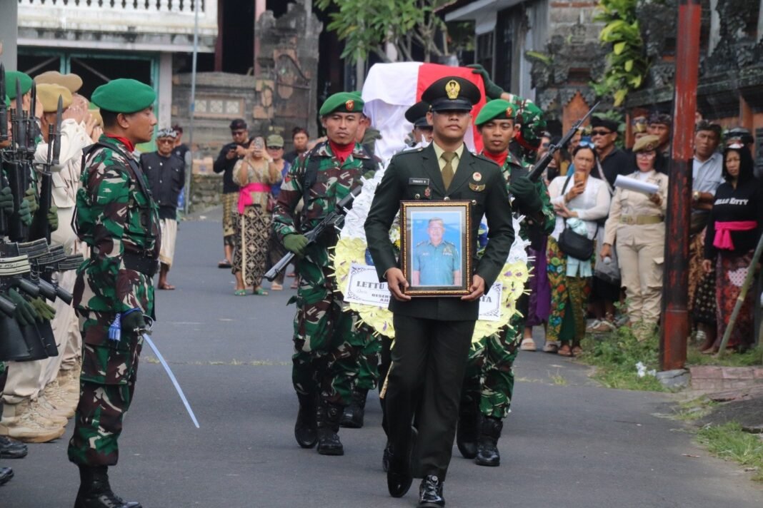 Tembakan Salvo Jadi Saksi Penghormatan Terakhir Untuk Almarhum Lettu Caj I Nyoman Sukrata