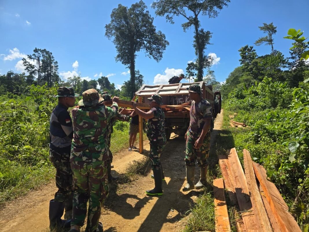 Warga Ueesi dan Satgas TMMD 126 Bergotong Royong Kumpulkan Batu dan Papan untuk Pembangunan Deker